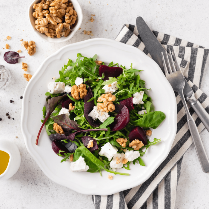 Sałatka z burakiem i kozim serem-min
